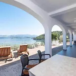 Spacious And Cozy Seafront - Two Bedroom With Terrace And Sea View 公寓