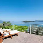 Spacious And Cozy Seafront - Two Bedroom With Terrace And Sea View