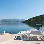 Spacious And Cozy Seafront - Two Bedroom With Terrace And Sea View 公寓 Putniković