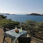 Spacious And Cozy Seafront - Two Bedroom With Terrace And Sea View 公寓