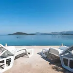 Spacious And Cozy Seafront - Two Bedroom With Terrace And Sea View