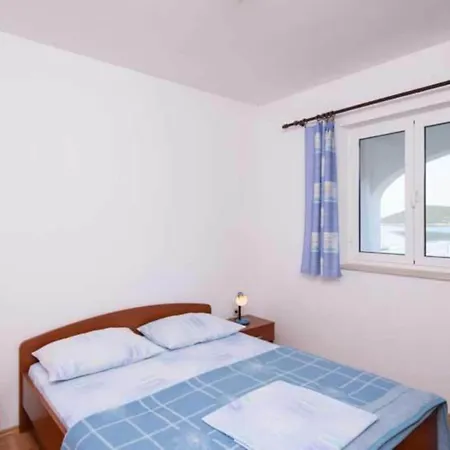 Spacious And Cozy Seafront - Two Bedroom With Terrace And Sea View * Putniković