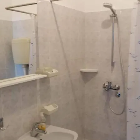Spacious And Cozy Seafront - Two Bedroom With Terrace And Sea View Apartmán Putniković