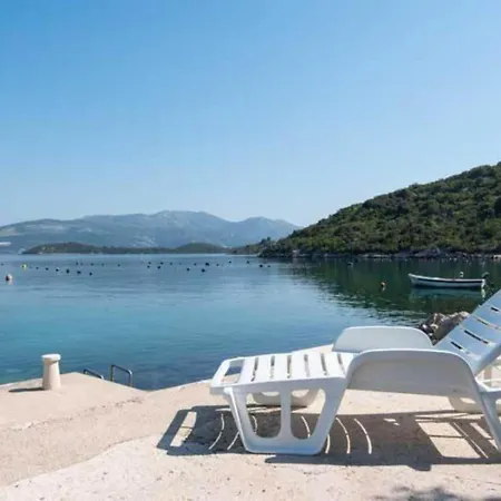 Spacious And Cozy Seafront - Two Bedroom With Terrace And Sea View Apartmán Putniković