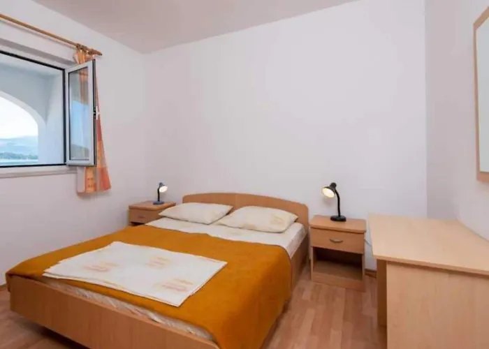 Spacious And Cozy Seafront - Two Bedroom With Terrace And Sea View Apartmán Putniković
