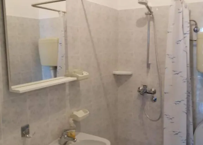 Spacious And Cozy Seafront - Two Bedroom With Terrace And Sea View Apartmán Putniković