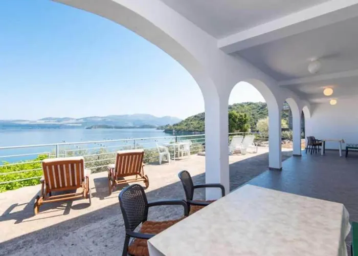 Spacious And Cozy Seafront - Two Bedroom With Terrace And Sea View Apartmán