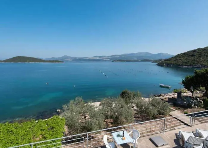 Spacious And Cozy Seafront - Two Bedroom With Terrace And Sea View Apartmán *