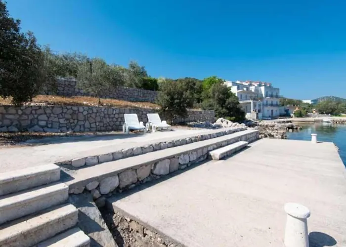 Spacious And Cozy Seafront - Two Bedroom With Terrace And Sea View Apartmán