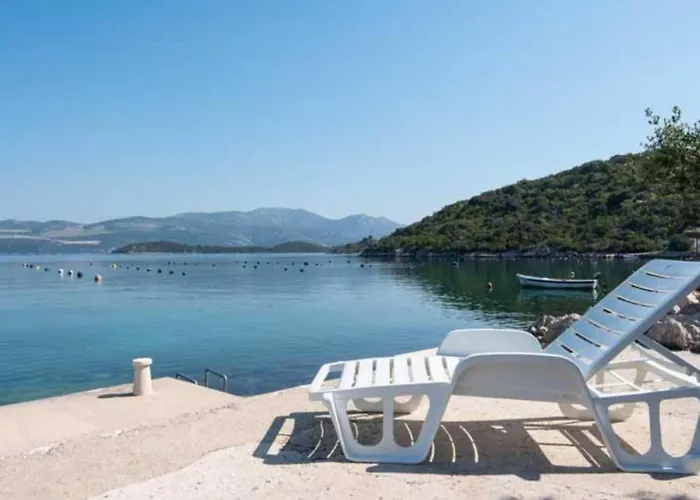 Spacious And Cozy Seafront - Two Bedroom With Terrace And Sea View Apartmán Putniković