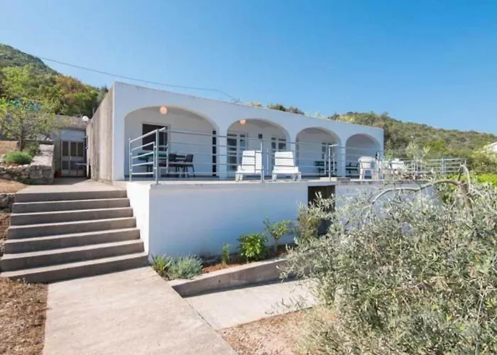 Spacious And Cozy Seafront - Two Bedroom With Terrace And Sea View Apartmán