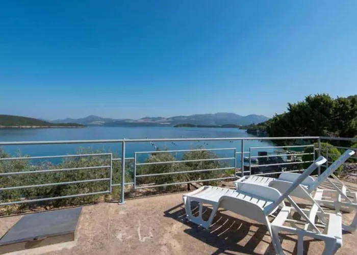 Spacious And Cozy Seafront - Two Bedroom With Terrace And Sea View Apartmán
