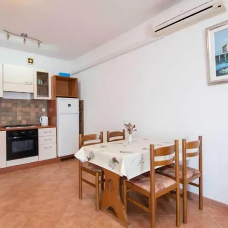 Spacious And Cozy Seafront - Two Bedroom With Terrace And Sea View Daire *