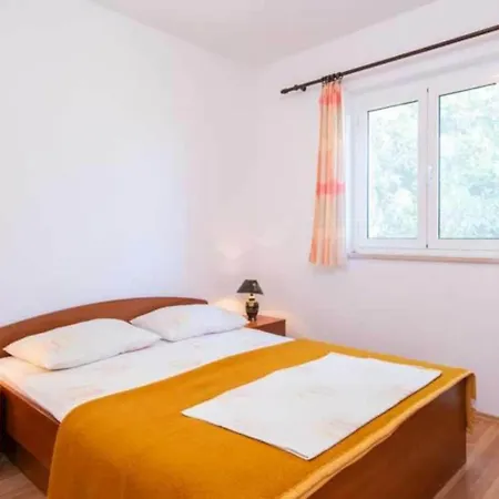 Spacious And Cozy Seafront - Two Bedroom With Terrace And Sea View