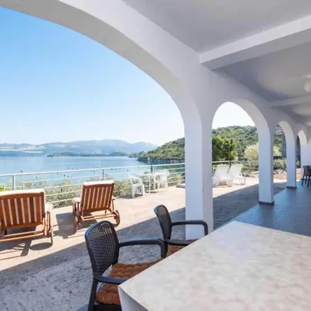 Spacious And Cozy Seafront - Two Bedroom With Terrace And Sea View Daire