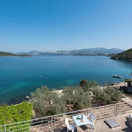 Spacious And Cozy Seafront - Two Bedroom With Terrace And Sea View Daire *