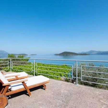 Spacious And Cozy Seafront - Two Bedroom With Terrace And Sea View