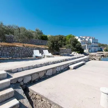 Spacious And Cozy Seafront - Two Bedroom With Terrace And Sea View Daire
