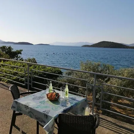 Spacious And Cozy Seafront - Two Bedroom With Terrace And Sea View Daire