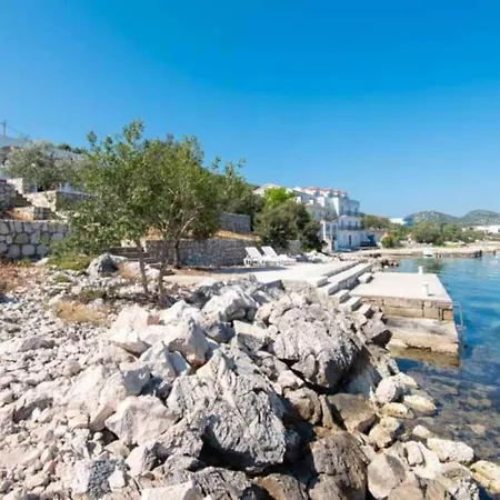 Daire Spacious And Cozy Seafront - Two Bedroom With Terrace And Sea View *