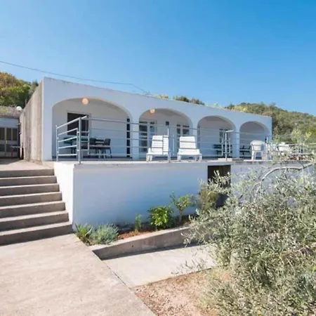 Spacious And Cozy Seafront - Two Bedroom With Terrace And Sea View Daire