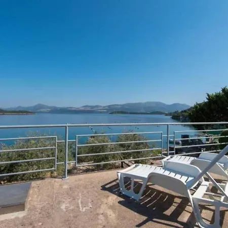 Spacious And Cozy Seafront - Two Bedroom With Terrace And Sea View Apartman