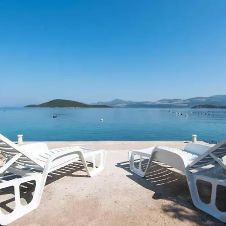 Spacious And Cozy Seafront - Two Bedroom With Terrace And Sea View