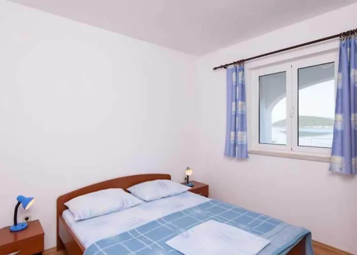 Spacious And Cozy Seafront - Two Bedroom With Terrace And Sea View * Putniković