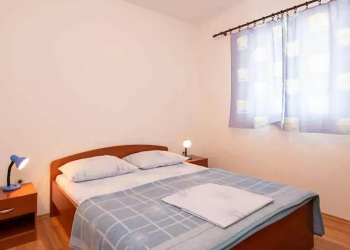 Spacious And Cozy Seafront - Two Bedroom With Terrace And Sea View *