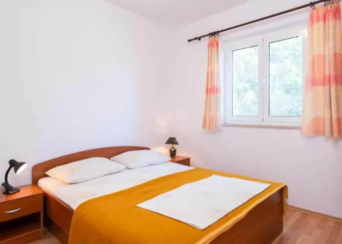 Spacious And Cozy Seafront - Two Bedroom With Terrace And Sea View