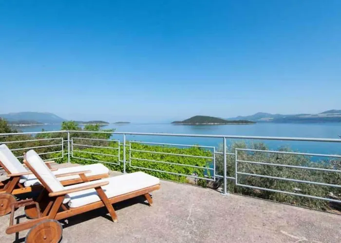 Spacious And Cozy Seafront - Two Bedroom With Terrace And Sea View