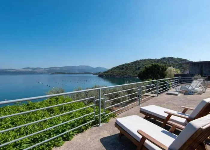 Apartament Spacious And Cozy Seafront - Two Bedroom With Terrace And Sea View *