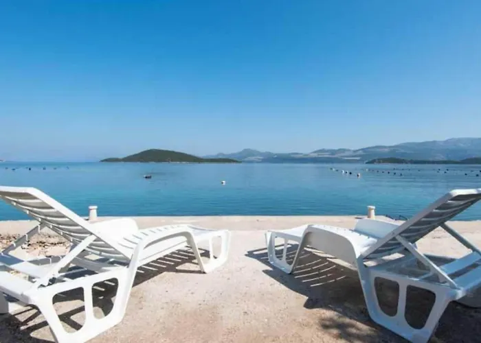 Spacious And Cozy Seafront - Two Bedroom With Terrace And Sea View